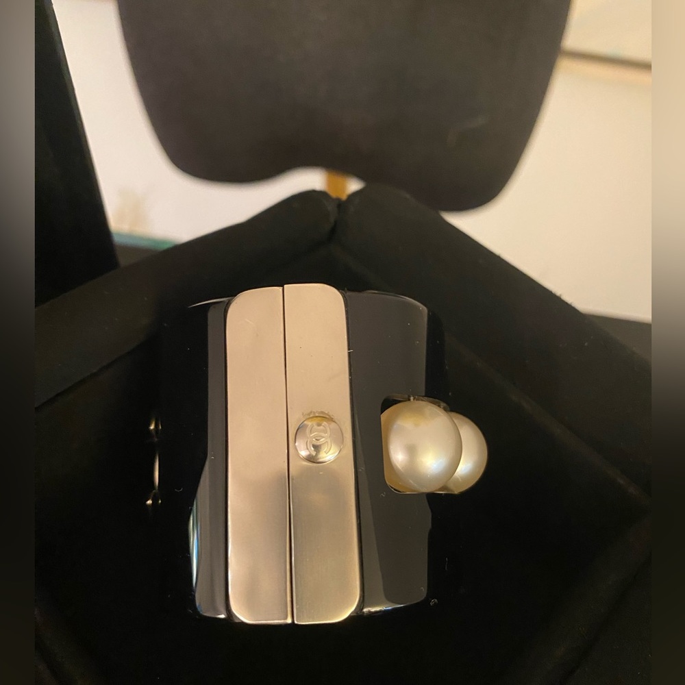 Chanel black Faux Pearl, Resin Hinged Cuff Bracelet. - Picture 12 of 12